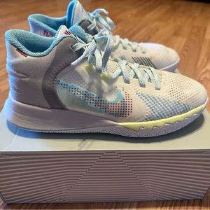 Youth Nike Kyrie Flytrap V Basketball Shoes.  Size 4